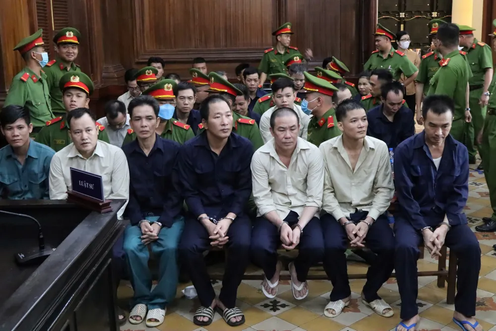 Tổng cộng 24 bị cáo bị truy tố về nhiều tội danh khác nhau. Ảnh: HOÀNG GIANG hút cát lậu