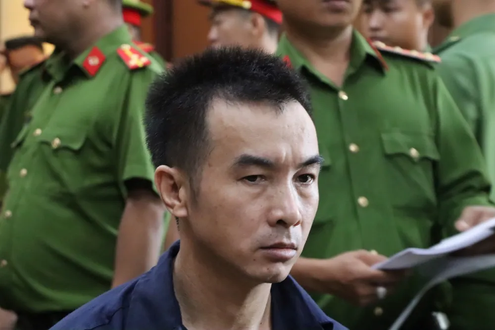Trương Văn Chinh lập các nhóm Zalo để điều hành, nhắn tin cho các thuyền trưởng hút cát lậu. Ảnh: HOÀNG GIANG hút cát lậu