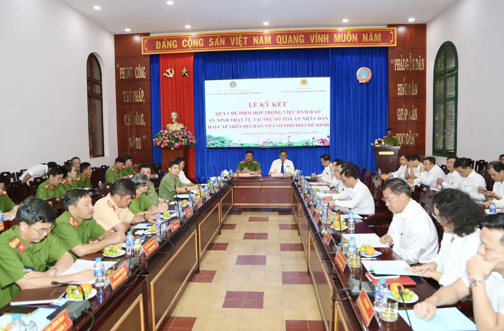 Lễ ký kết có sự tham dự của lãnh đạo TAND và BCH Công an các quận huyện, TP Thủ Đức. Ảnh: HOÀNG GIANG IMG_1581.jpeg