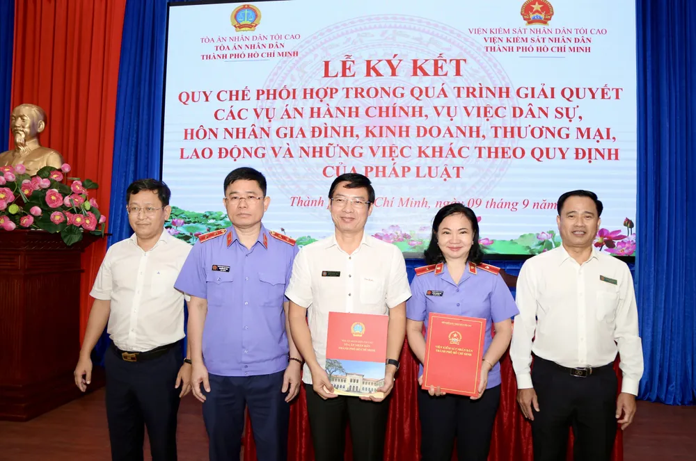 Đại diện TAND TP và VKSND TP ký kết quy chế phối hợp trước sự chứng kiến của ban nội chính Thành uỷ. Ảnh: HOÀNG GIANG IMG_1582.jpeg