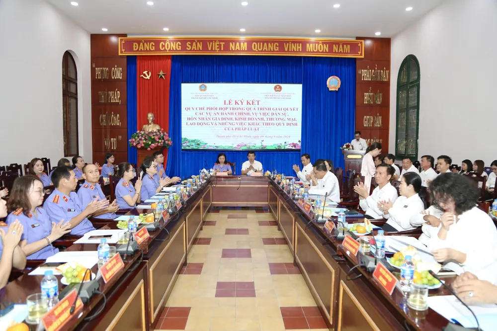 Đại diện lãnh đạo TAND, VKSND hai cấp TP.HCM tham dự buổi lễ ký kết quy chế phối hợp. Ảnh: HOÀNG GIANG IMG_1583.jpeg