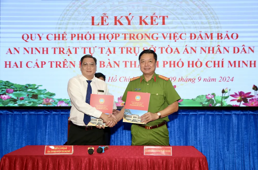 Ông Phùng Văn Hải, Phó chánh án TAND TP và Đại tá Nguyễn Đình Dương, Phó giám đốc Công an TP đại diện hai đơn vị ký quy chế phối hợp. Ảnh: HOÀNG GIANG trật tự an ninh phiên toà
