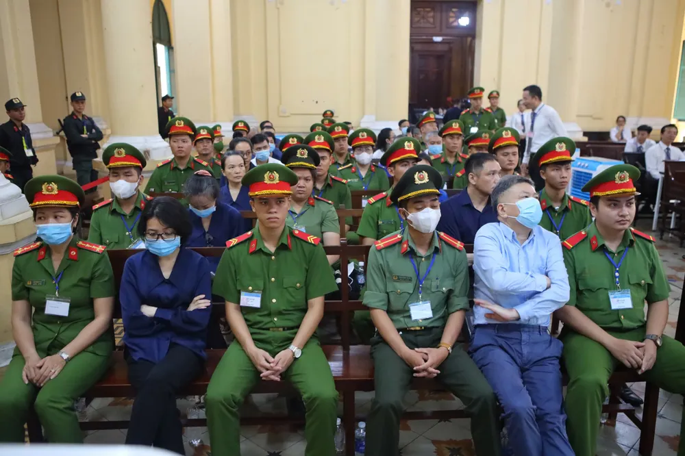 Giai đoạn 2 của vụ án có tổng cộng 34 bị cáo bị đưa ra xét xử. Ảnh: NGUYỆT NHI Giai đoạn 2 của vụ án có tổng cộng 34 bị cáo bị đưa ra xét xử. Ảnh: NGUYỆT NHI