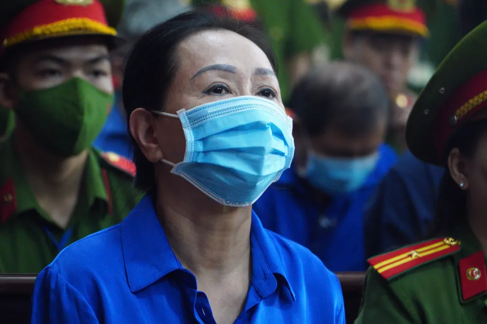 Bà Trương Mỹ Lan xin HĐXX kiểm tra lại vì lúc bị bắt bị thu giữ nhiều nữ trang có đính kim cương. Ảnh: NGUYỄN TIẾN trương mỹ Lan