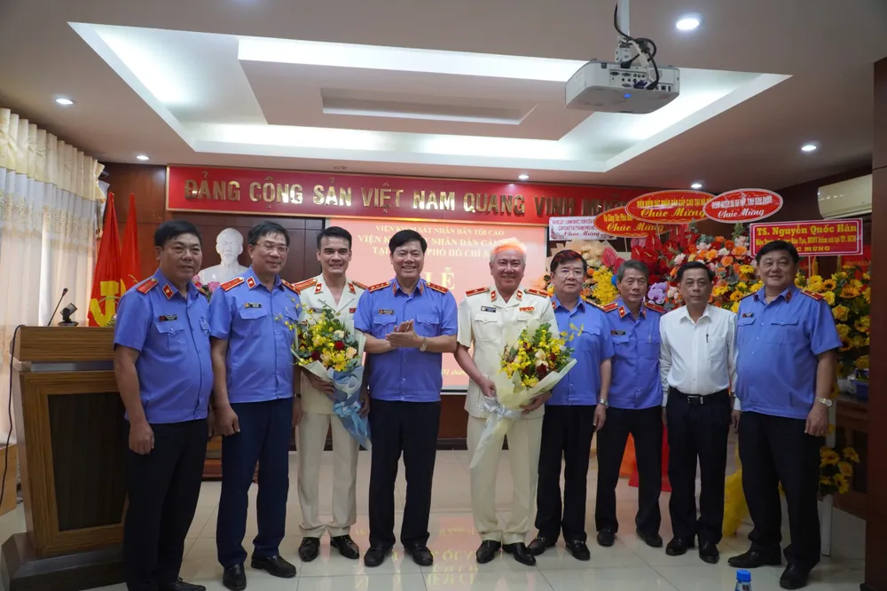 Lãnh đạo VKSND Tối cao cùng VKSND cấp cao chụp ảnh chúc mừng tân Phó Viện trưởng và tân Chánh văn phòng. Ảnh: ĐL