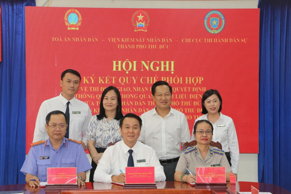 Đại diện ba cơ quan ký quy chế phối hợp thí điểm giao nhận bản án, quyết định qua hệ thống quản lý tài liệu điện tử. Ảnh: HỮU ĐĂNG TP thủ đức