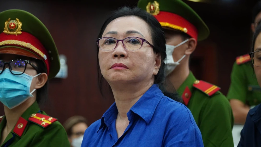 Bà Trương Mỹ Lan được quyền tiếp xúc với các Luật sư trong giờ giải lao dưới dự giám sát của lực lượng cảnh sát. Ảnh: NGUYỄN TIẾN vạn thịnh phát