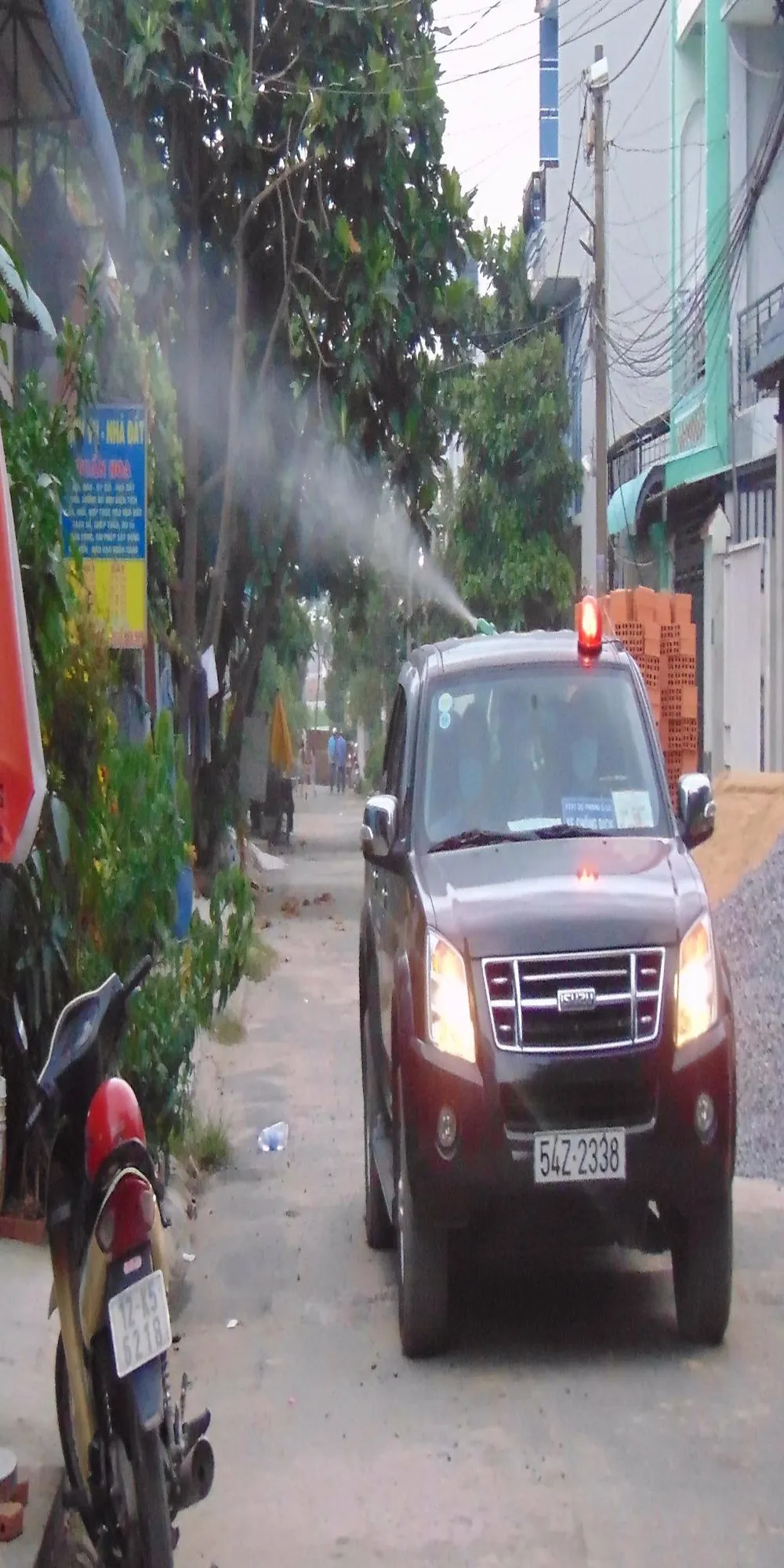 phun thuốc diệt muỗi