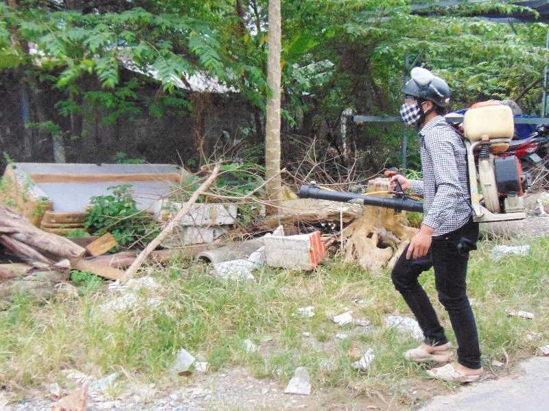 phun thuốc diệt muỗi