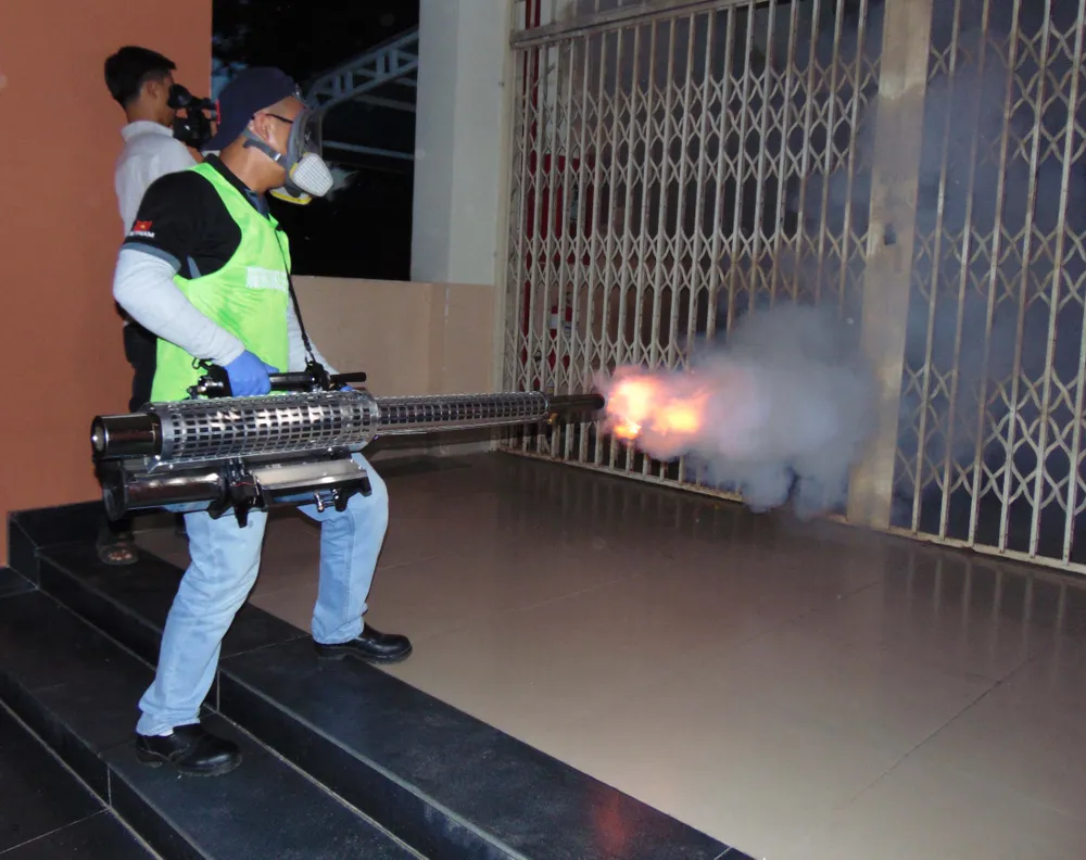 Trung tâm Y tế dự phòng TP.HCM phun thuốc diệt muỗi tại Trường ĐH Khoa học xã hội và Nhân văn (Thủ Đức). Ảnh: TRẦN NGỌC