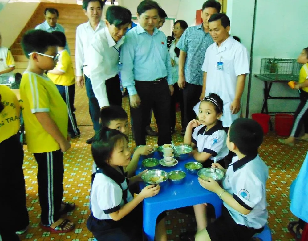 Học sinh Trường Tiểu học Trưng Trắc đang dùng cơm trưa.