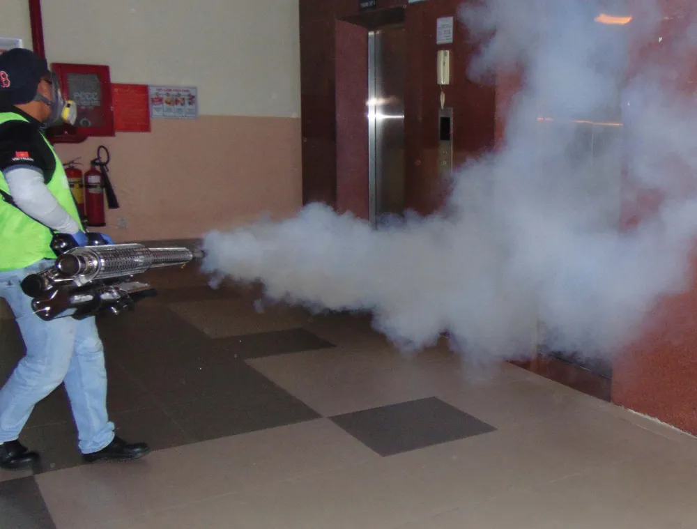 Tử vong vì sốt xuất huyết do không đi tái khám ảnh 1 Trung tâm Y tế dự phòng TP.HCM phun thuốc muỗi trên địa bàn quận Thủ Đức. Ảnh: TRẦN NGỌC