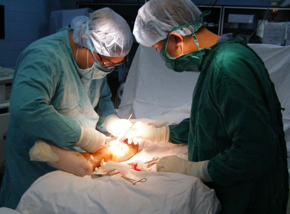 Các bác sĩ đang mổ một nạn nhân vị gãy chân. Ảnh: TRẦN NGỌC
