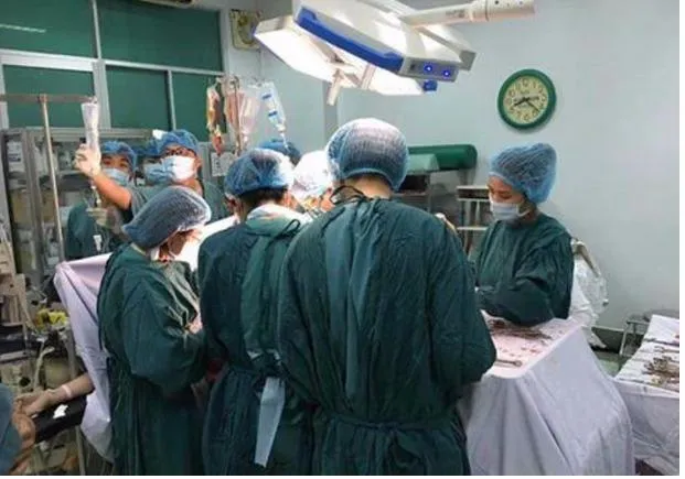 Bác sĩ của bốn bệnh viện phối hợp mổ cấp cứu sản phụ bị vỡ tử cung.