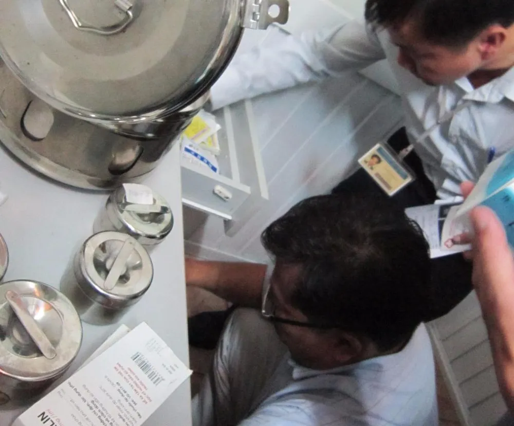 Thanh tra Sở Y tế TP.HCM đang kiểm tra hoạt động của một phòng khám