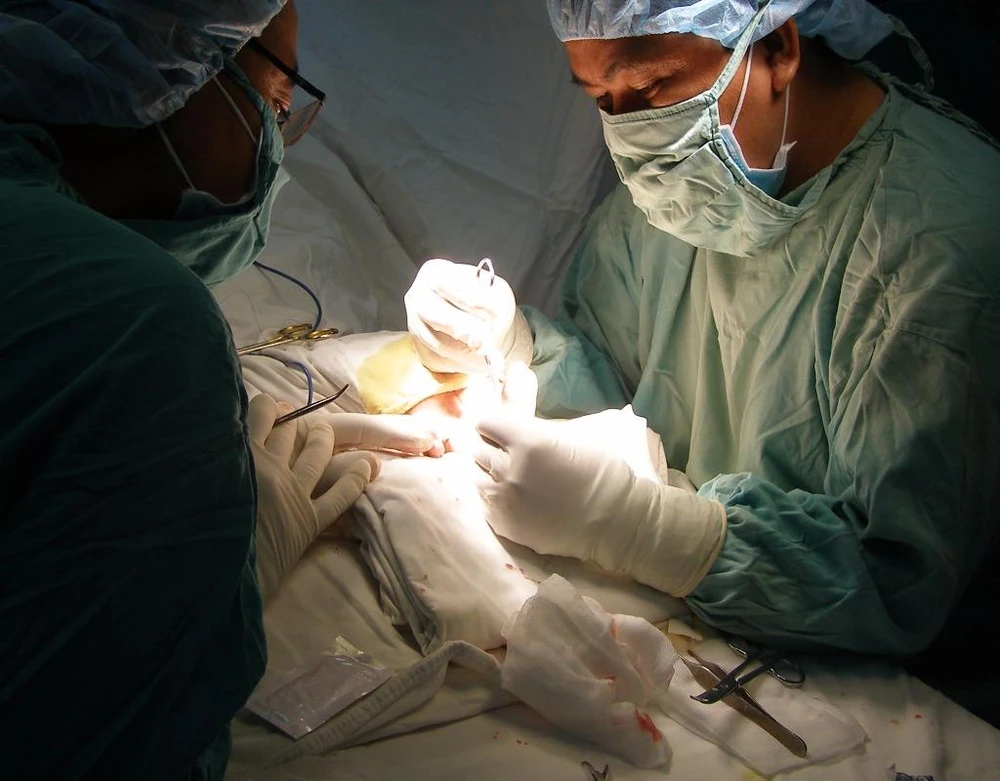 thanh sắt đâm xuyên gót chân