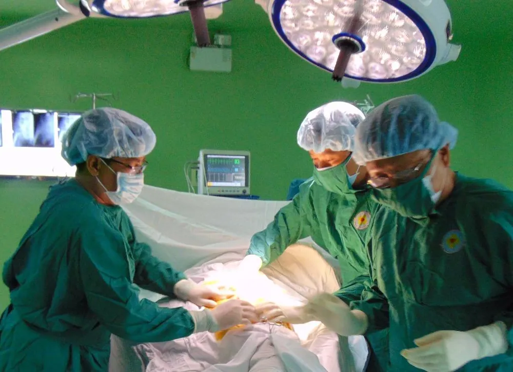 Các bác sĩ đang xử lý sỏi mật cho bệnh nhân D.
