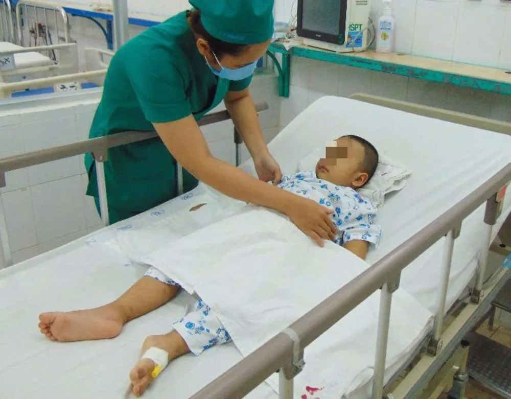 bé Y đang được chăm sóc tại bệnh viện