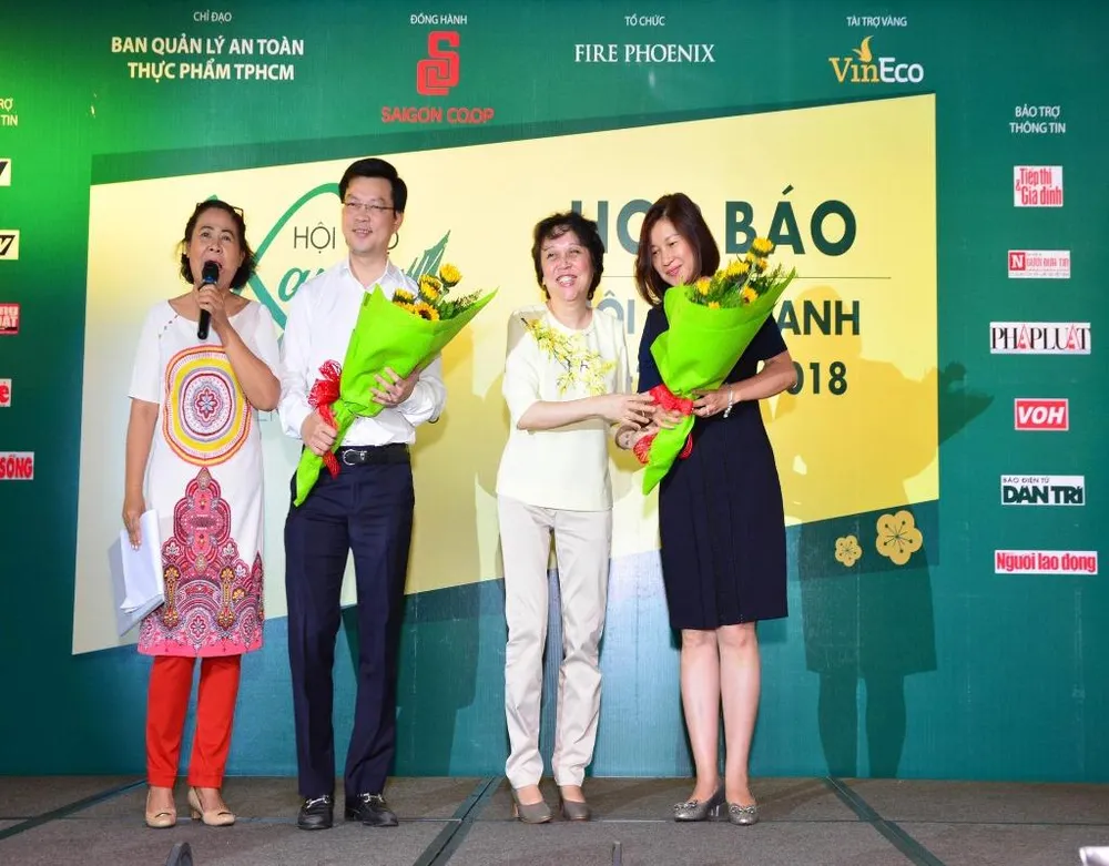 à Phạm Khánh Phong Lan (thứ hai từ phải qua) tặng hoa cho các đơn vị đồng hành và tài trợ. 