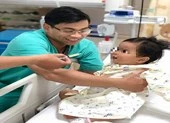 Cứu sống ngoạn mục người đàn ông ngã từ độ cao 6m ảnh 3 Bé trai uống nhầm xăng trong chai nước giải khát