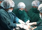 Bảo vệ cõng người bệnh nguy kịch đi cấp cứu ảnh 2 Các bệnh viện liên kết cứu người nguy kịch