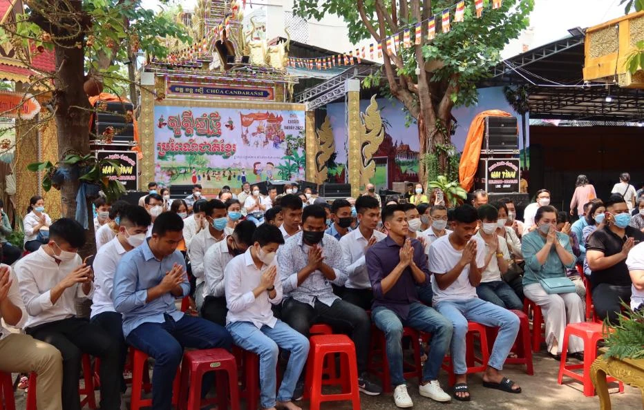 Bà con đồng bào Khmer dự Tết cổ truyền Chôl Chnăm Thmây. Ảnh: TRẦN MINH