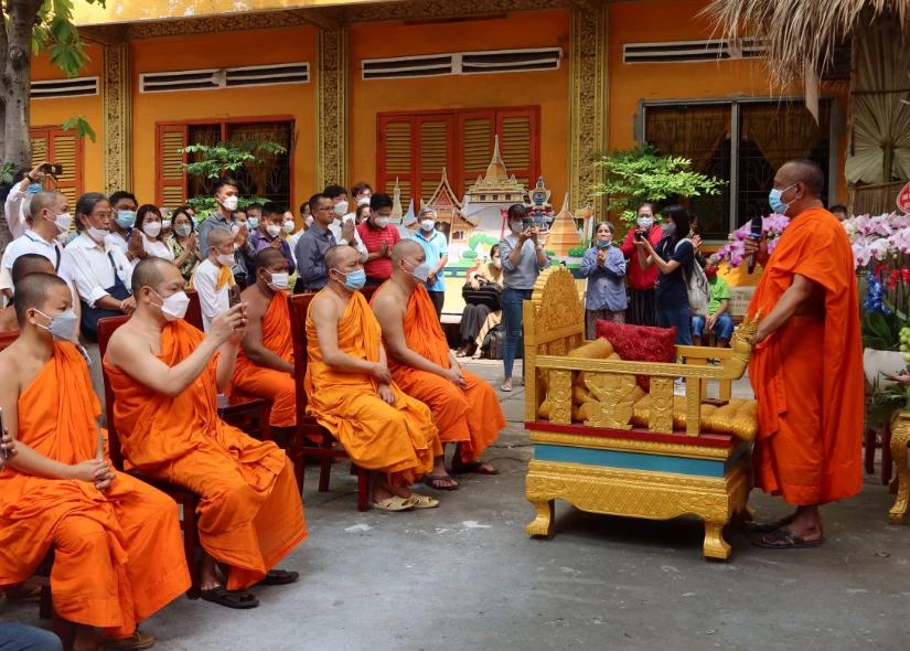 Nhà sư làm lễ trong Tết cổ truyền của đồng bào Khmer. Ảnh: TRẦN MINH