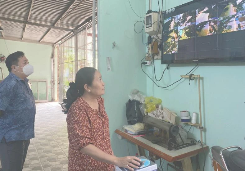 Bà Nguyễn Thị Hoài Phương (trưởng ấp Đông Lân 1, xã Bà Điểm, Hóc Môn) đang giám sát màn hình camera đặt tại nhà. Ảnh: TRẦN NGỌC