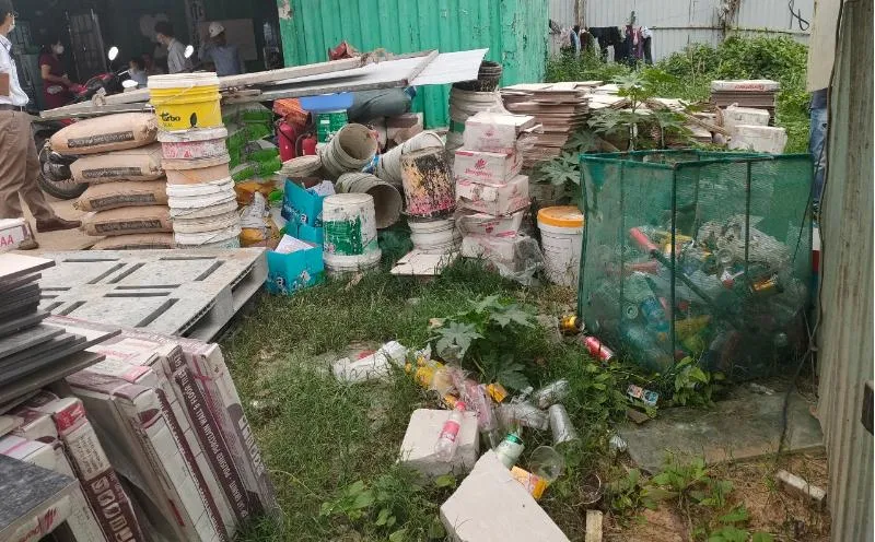 Rác thải, nước đọng là những yếu tố dễ phát sinh dịch bệnh sốt xuất huyết. Ảnh: HCDC