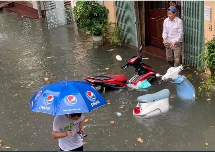 Ntgập lụt do biến đổi khí hậu gây ra nhiều bệnh truyền nhiễm. Ảnh: NHƯ LOAN