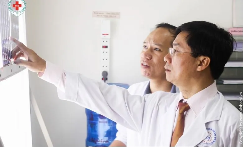 TS-BS Trương Hoàng Minh (bia phải) đang xem kết quả chụp MRI của ông V. Ảnh: BVCC TS-BS Trương Hoàng Minh (bia phải) đang xem kết quả chụp MRI của ông V. Ảnh: BVCC