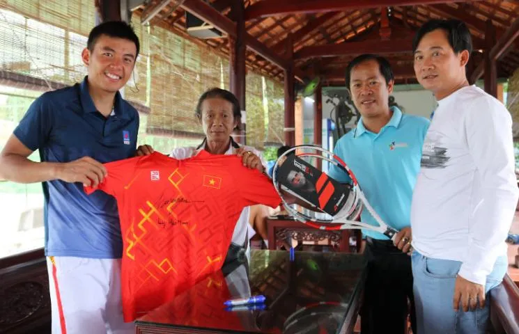 Vận động viên Lý Hoàng Nam (bìa trái) cùng cặp vợt tennis và áo thi đấu có chữ ký của mình. Ảnh: MINH TÂN Vận động viên Lý Hoàng Nam (bìa trái) cùng cặp vợt tennis và áo thi đấu có chữ ký của mình. Ảnh: MINH TÂN