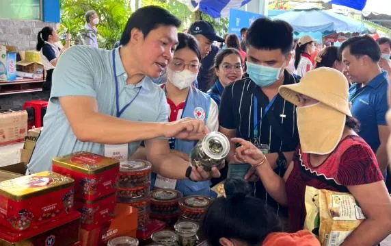 Bệnh nhân nghèo đang mua hàng tại phiên chợ 0 đồng. Ảnh: TRẦN NGỌC Bệnh nhân nghèo đang mua hàng tại phiên chợ 0 đồng. Ảnh: TRẦN NGỌC