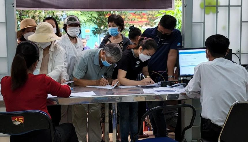 Đông đảo dân phường Bình Hưng Hòa A, Bình Tân, TP.HCM đăng ký tiêm vaccine ngừa COVID-19. Ảnh: TRẦN NGỌC