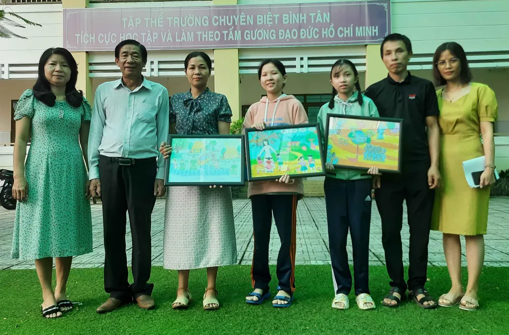 Thầy cô, phụ huynh và hai học sinh có tranh mang đấu giá gây quỹ từ thiện. Ảnh: TRẦN NGỌC Thầy cô, phụ huynh và hai học sinh có tranh mang đấu giá gây quỹ từ thiện. Ảnh: TRẦN NGỌC