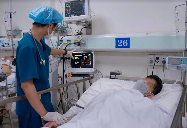 Một trường hợp ngộ độc rượu đang được điều trị tại BV Nhân dân Gia Định TP.HCM. Ảnh: BVCC