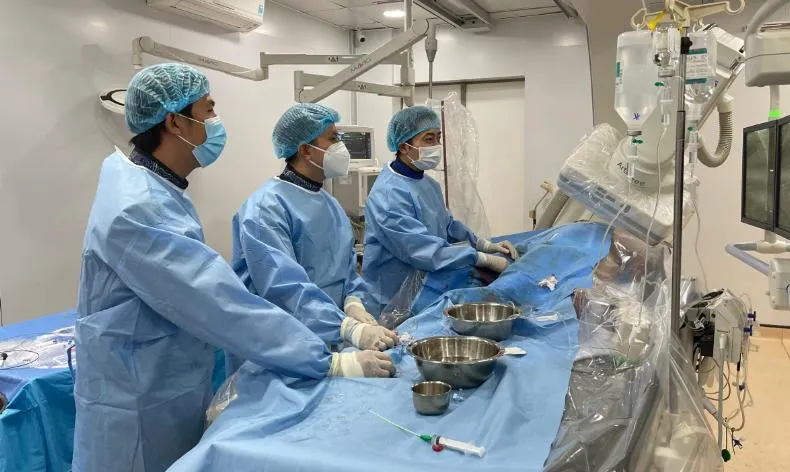 Các bác sĩ đang điều trị cho ông Q. Ảnh: BVCC