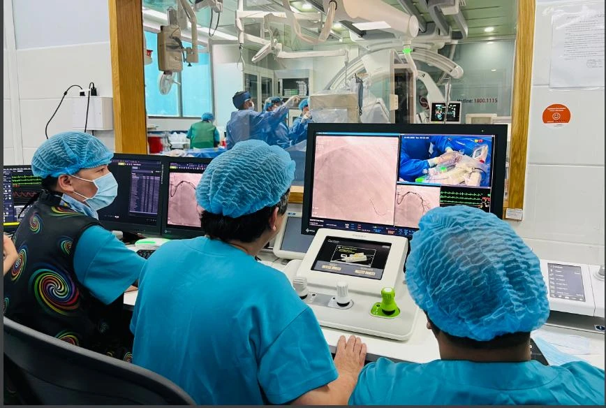 Bệnh nhân đột quỵ được điều trị bằng thiết bị tiên tiến. Ảnh: TRẦN NGỌC