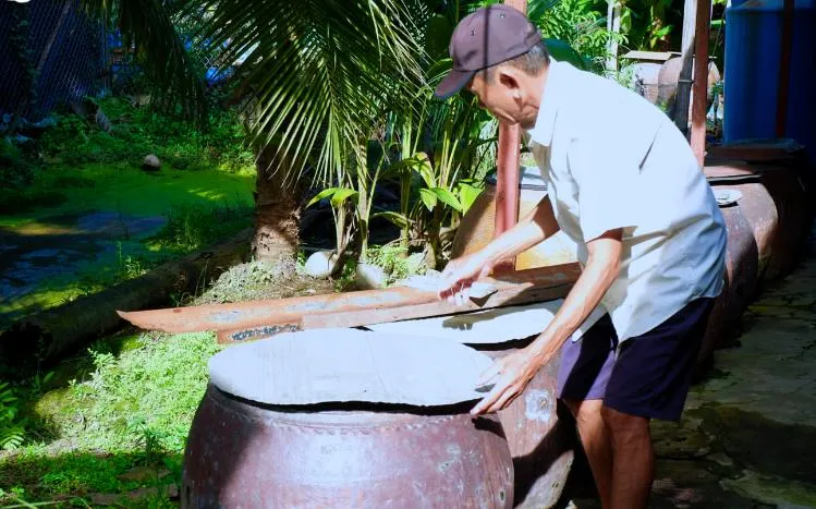 Đậy kín lu chứa nước đề phòng lăng quăng phát triển thành muỗi gây sốt xuất huyết. Ảnh: TN Đậy kín lu chứa nước đề phòng lăng quăng phát triển thành muỗi gây sốt xuất huyết. Ảnh: TN