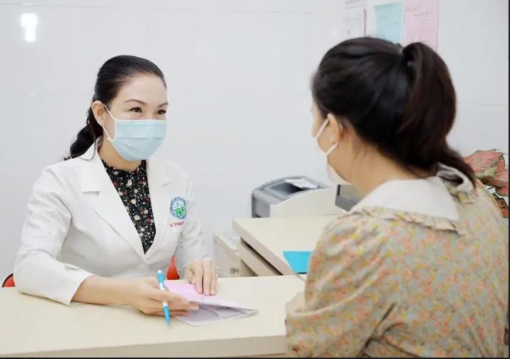 BS Nguyễn Thị Thanh Thơ đang khám cho bệnh nhân mắc bệnh da liễu. Ảnh: BVCC