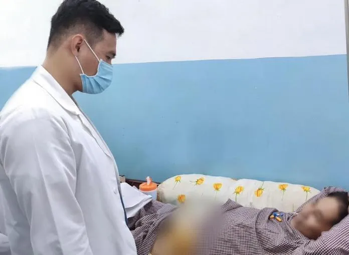 Bác sĩ đang kiểm tra sức khỏe ông H. sau phẫu thuật. Ảnh: BVCC