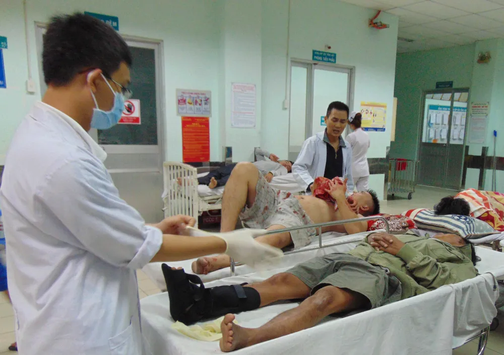 Bác sĩ BV Nhân dân 115, TP.HCM đang cấp cứu các trường hợp tai nạn. Ảnh: TRẦN NGỌC