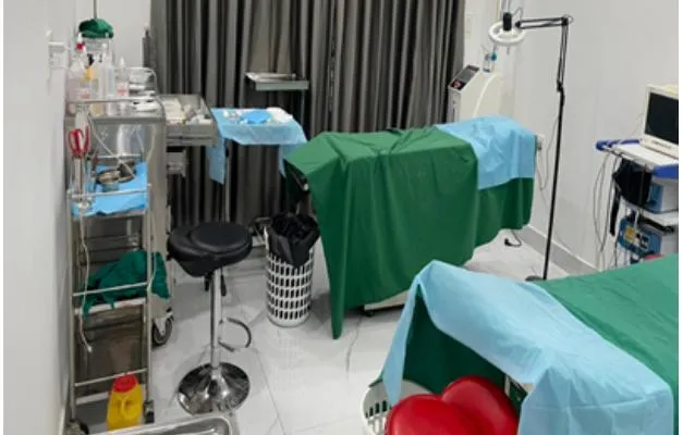 Trang thiết bị trong cơ sở làm đẹp không phép. Ảnh: SỞ Y TẾ