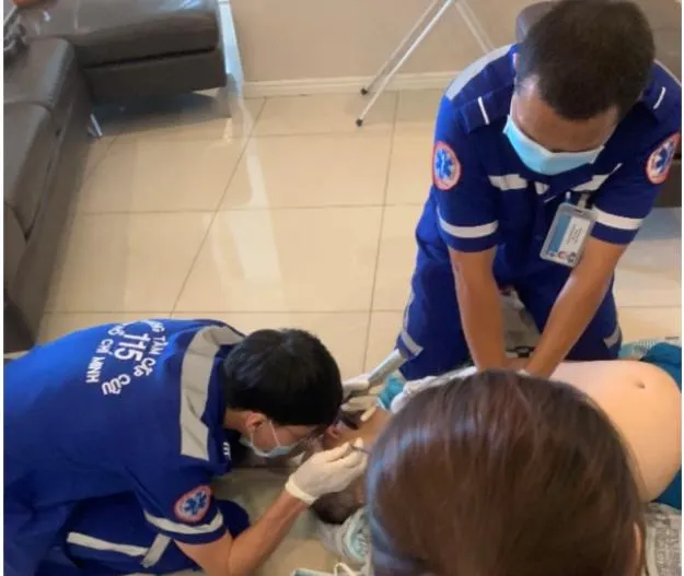 Ê kíp cấp cứu đang hồi sinh tiim phổi cho ông Đ. Ảnh: TRUNG TÂM 115 Ê kíp cấp cứu đang hồi sinh tiim phổi cho ông Đ. Ảnh: TRUNG TÂM 115