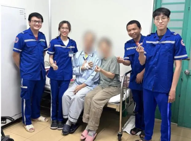 Bác sĩ, y sĩ và điều dưỡng Trung tâm Cấp cứu 115 TP.HCM đã cứu sống ông Đ. Ảnh: TRUNG TÂM 115 Bác sĩ, y sĩ và điều dưỡng Trung tâm Cấp cứu 115 TP.HCM đã cứu sống ông Đ. Ảnh: TRUNG TÂM 115