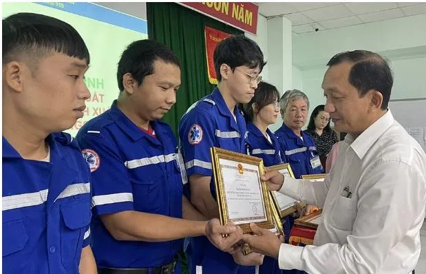 TS-BS Nguyễn Anh Dũng tặng giấy khen cho ê kíp cấp cứu ông Đ. Ảnh: TRUNG TÂM 115