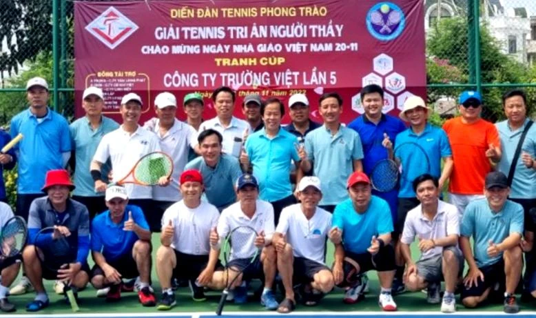 Các vận động viên tham gia "Giải tennis tri ân người thầy". Ảnh: NGUYỄN THỨC