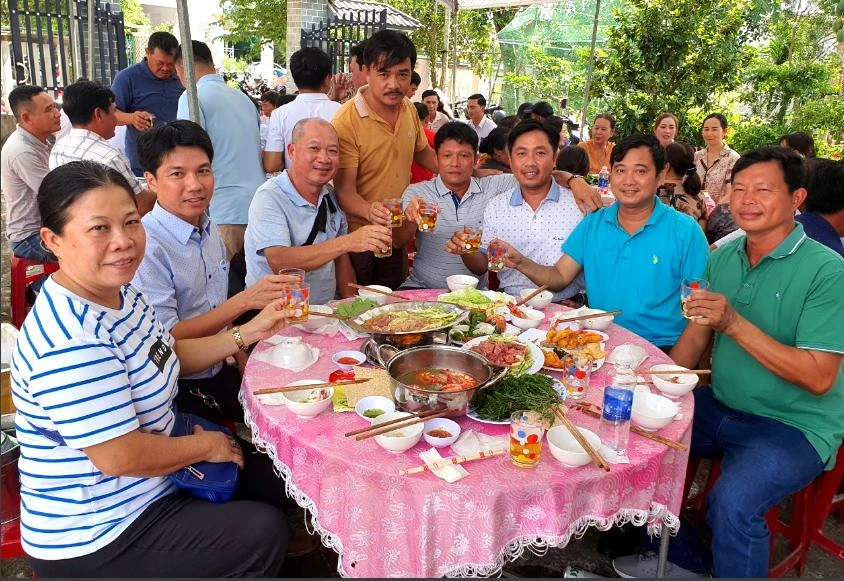 Không khí chân tình trong bữa giỗ ở Quảng Ngãi. Ảnh: MINH TỰ