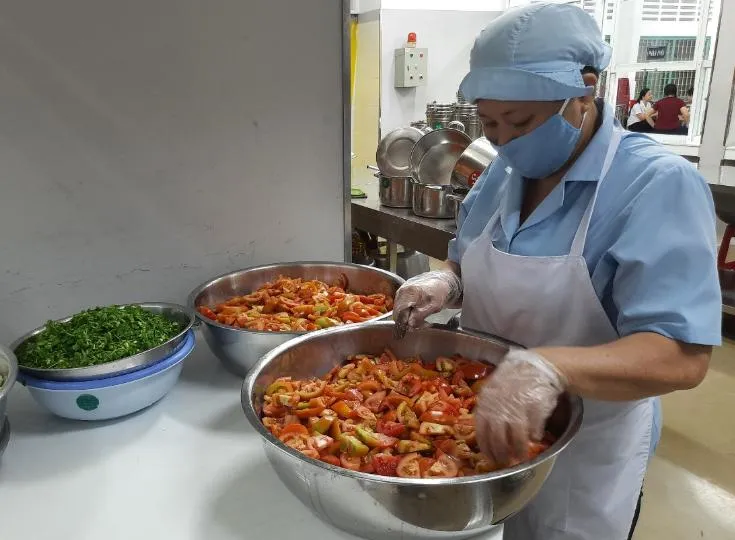 Nhân viên nhà bếp Trường Tiểu học Trưng Trắc (quận 11, TP.HCM) đang sơ chế thực phẩm. Ảnh: TRẦN NGỌC Nhân viên nhà bếp Trường Tiểu học Trưng Trắc (quận 11, TP.HCM) đang sơ chế thực phẩm. Ảnh: TRẦN NGỌC