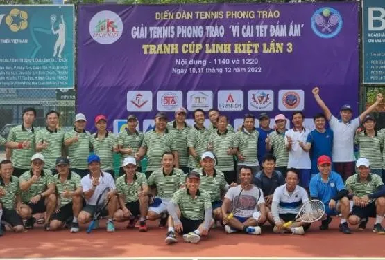 Các vận động viên tham gia giải tennis "Vì cái Tết đầm ấm". Ảnh: NGUYỄN NGA Các vận động viên tham gia giải tennis "Vì cái Tết đầm ấm". Ảnh: NGUYỄN NGA